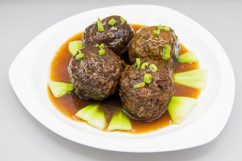 p39. braised giant meatball stuffed with whole shrimp (4 pc) 富贵狮子头(4...
